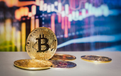 تلاش شدید بیت کوین در سطح ۲۱ هزار دلار، آیا سقوط دیگری در راه است؟ | همتاپی